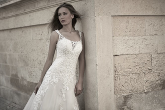 Ampio abito da sposa dalle linee classiche in pizzo articolo 13S71B81 Le Spose di Sofia